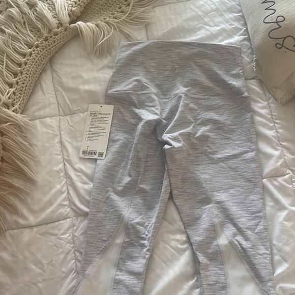 Lululemon-winder under crop hr 23” - Picture 2 of 3